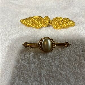 Vintage Elegant Gold and Pearl Brooch Set